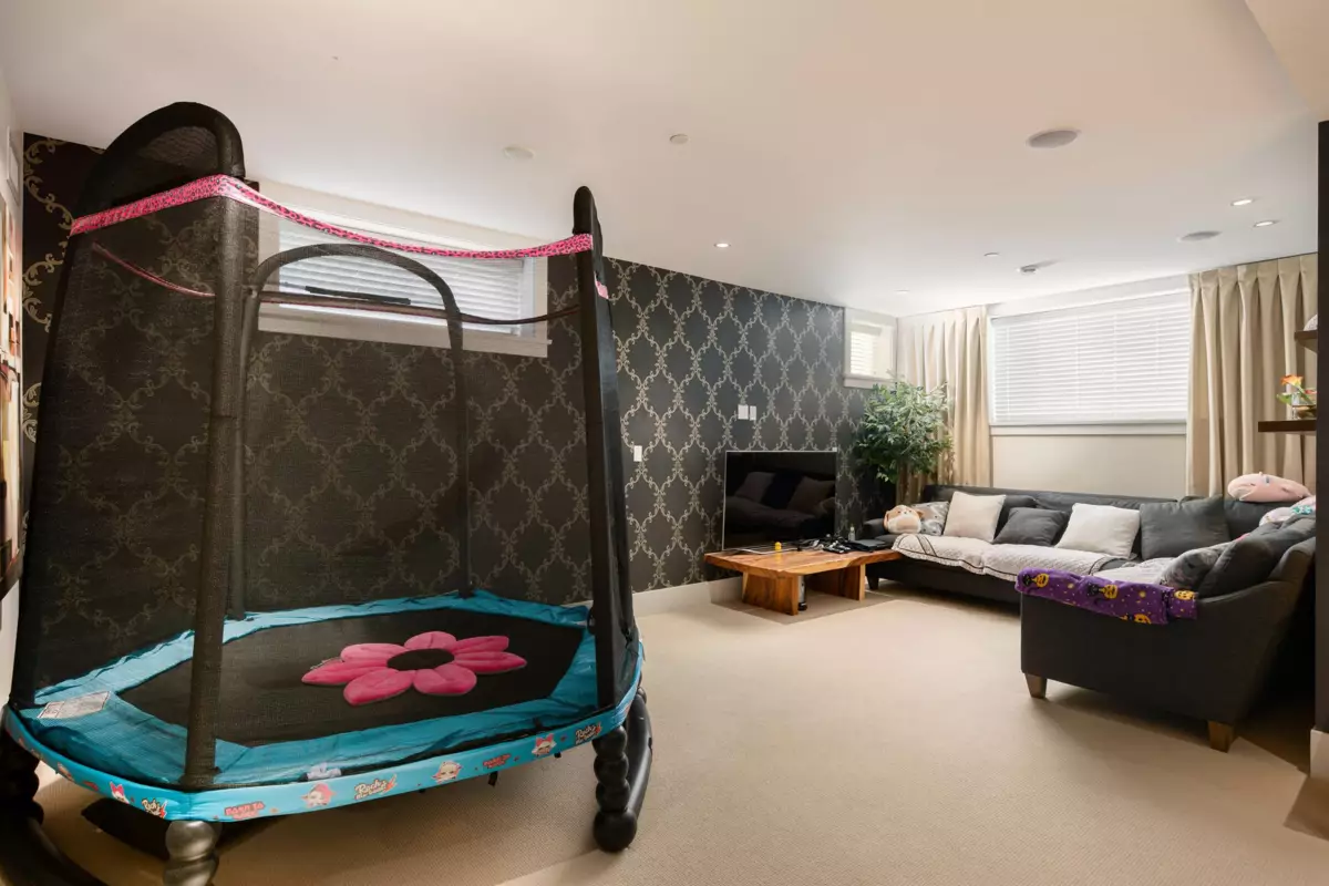 Garden / Landscaping Photo of 6467 Larch Street, Vancouver, BC