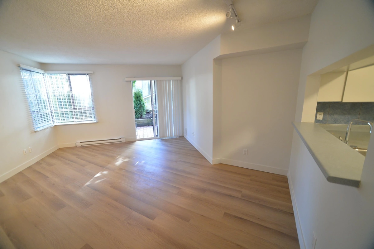 Kitchen Photo of 106 3455 Ascot Place, Vancouver, BC