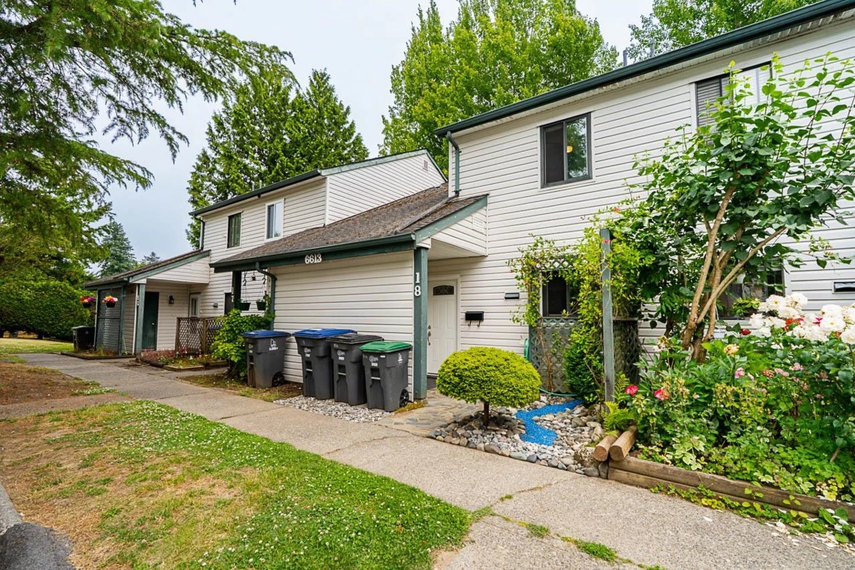 Kitchen Photo of 18 6613 138 Street, Surrey, BC