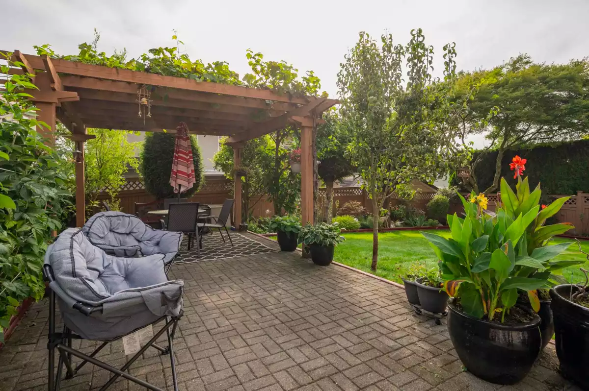 Kitchen Island Photo of 6758 150 Street, Surrey, BC