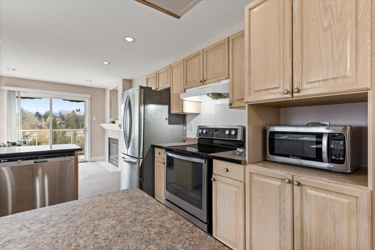 Breakfast Nook Photo of 11 3354 Horn Street, Abbotsford, BC