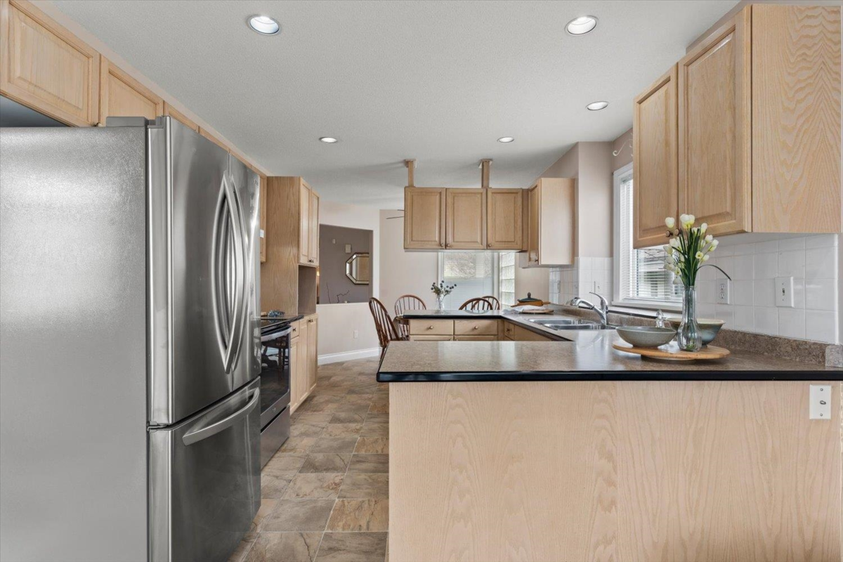 Primary Bathroom Photo of 11 3354 Horn Street, Abbotsford, BC