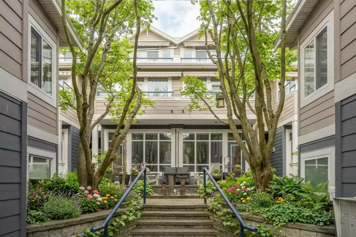 Exterior Front Photo of 7 15161 Prospect Avenue, White Rock, BC