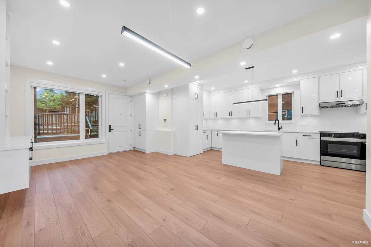 Kitchen Island Photo of 2 3090 Vanness Avenue, Vancouver, BC