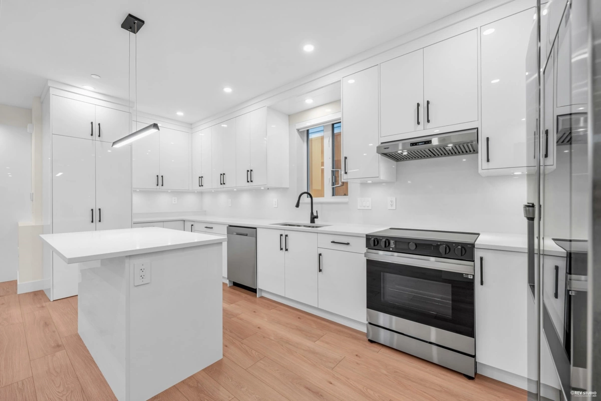 Kitchen Photo of 2 3090 Vanness Avenue, Vancouver, BC