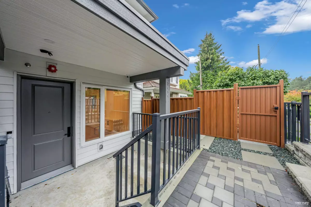 Mudroom Photo of 2 3090 Vanness Avenue, Vancouver, BC