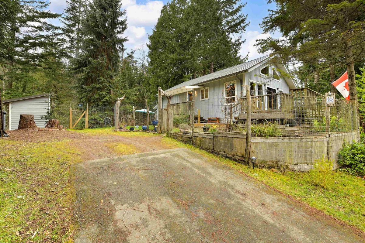Living Room Photo of 568 Bayview Drive, Mayne Island, BC