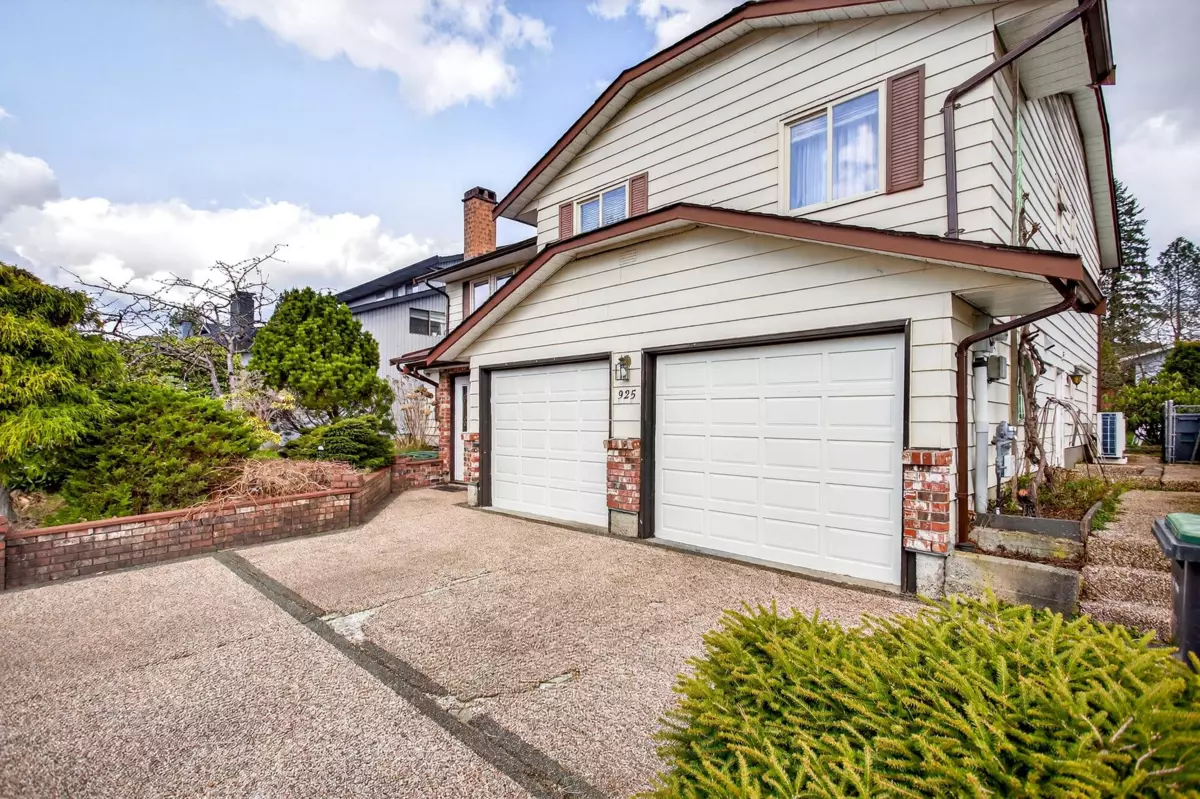 Family Room Photo of 925 Merritt Street, Coquitlam, BC