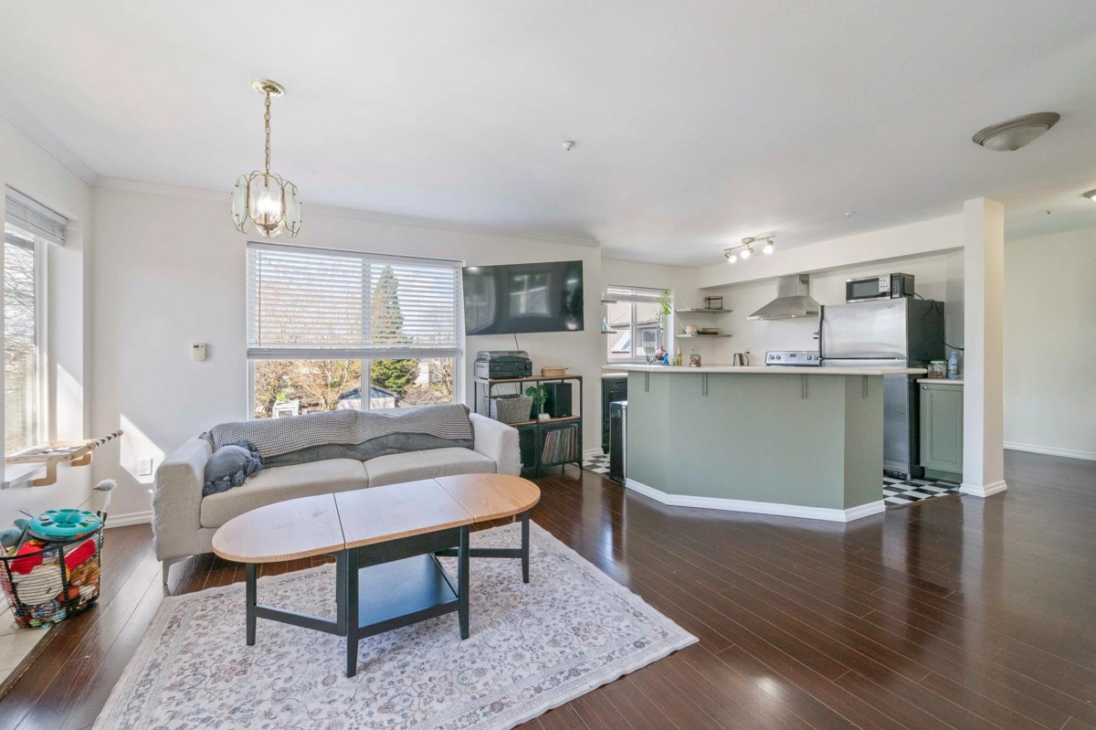 Dining Area Photo of 407 33407 Tessaro Crescent, Abbotsford, BC