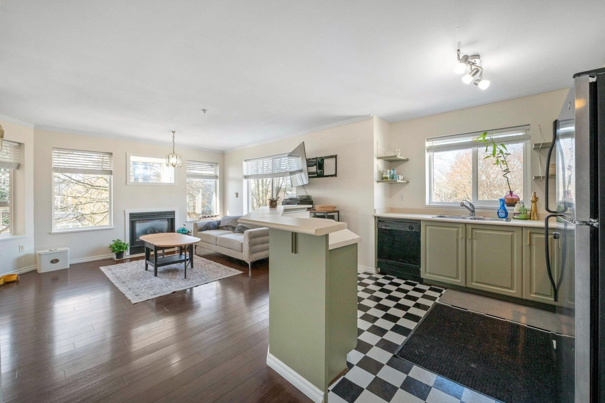 Family Room Photo of 407 33407 Tessaro Crescent, Abbotsford, BC