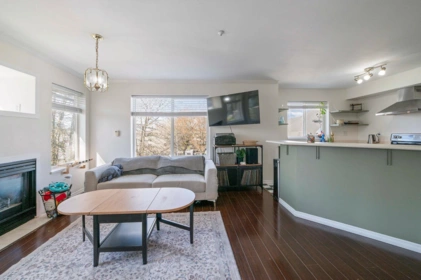 Kitchen Photo of 407 33407 Tessaro Crescent, Abbotsford, BC