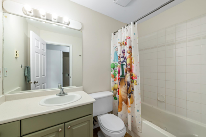 Mudroom Photo of 407 33407 Tessaro Crescent, Abbotsford, BC