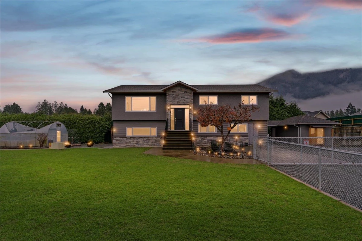 Living Room Photo of 52464 Yale Road, Rosedale, BC