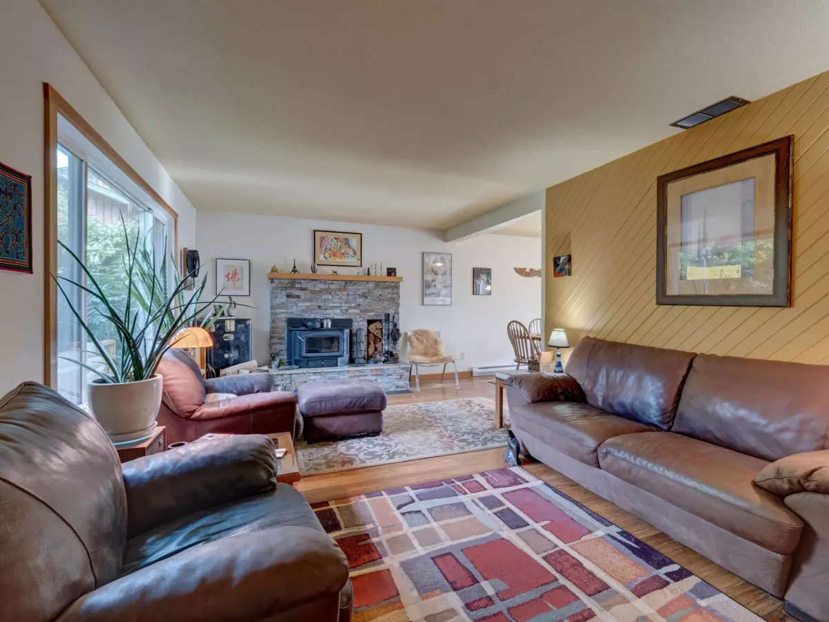 Living Room Photo of 6183 Bligh Road, Sechelt, BC