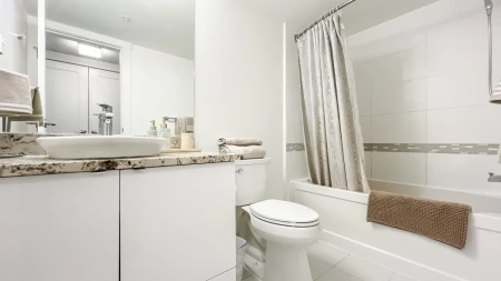 Primary Bathroom Photo of 404 14955 Victoria Avenue, White Rock, BC