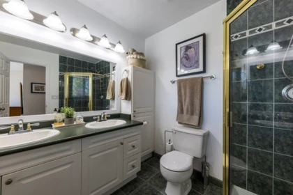Guest Bathroom Photo of 895 E 12th Street, North Vancouver, BC