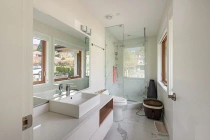 Hallway Photo of 1160 Queens Avenue, West Vancouver, BC