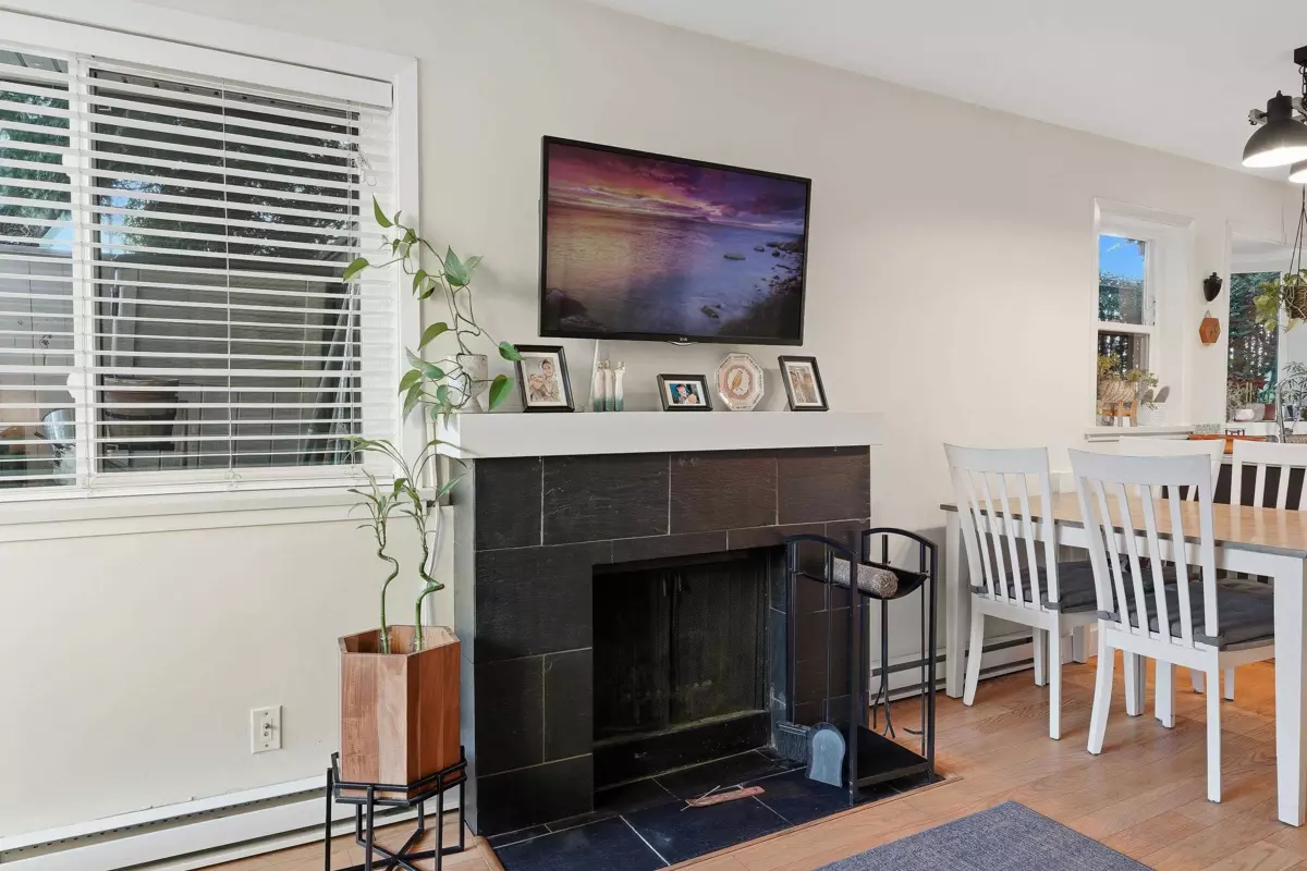 Dining Area Photo of 1 1606 W 10th Avenue, Vancouver, BC