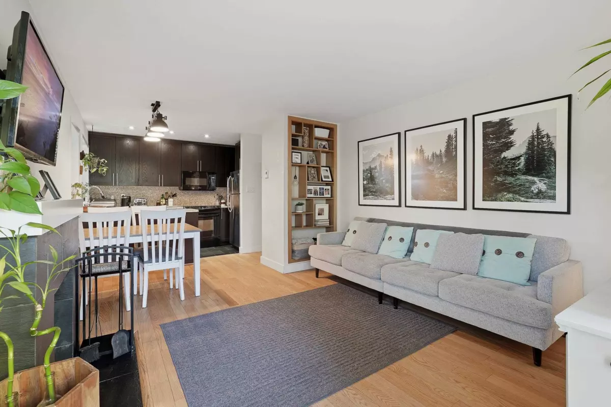 Family Room Photo of 1 1606 W 10th Avenue, Vancouver, BC