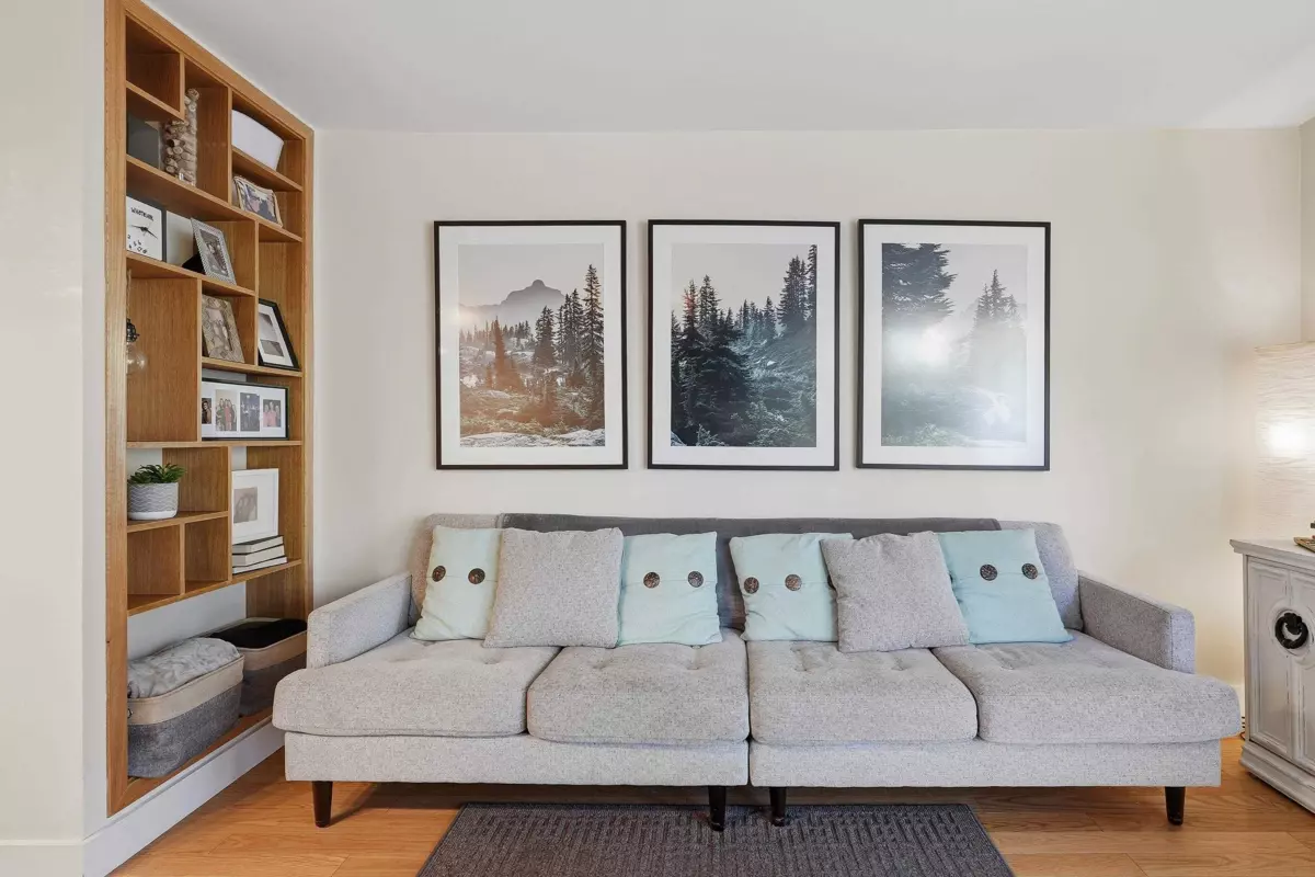 Living Room Photo of 1 1606 W 10th Avenue, Vancouver, BC