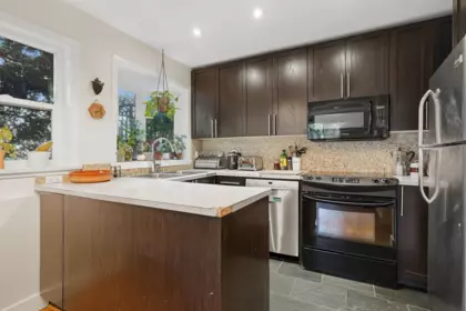 Kitchen Island Photo of 1 1606 W 10th Avenue, Vancouver, BC