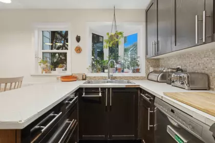 Kitchen Photo of 1 1606 W 10th Avenue, Vancouver, BC
