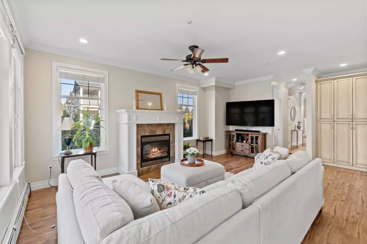 Dining Area Photo of 15595 Thrift Avenue, White Rock, BC
