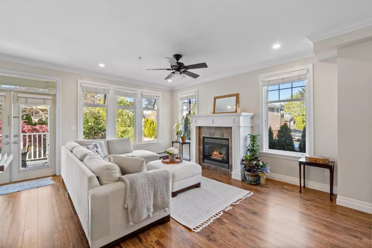 Family Room Photo of 15595 Thrift Avenue, White Rock, BC