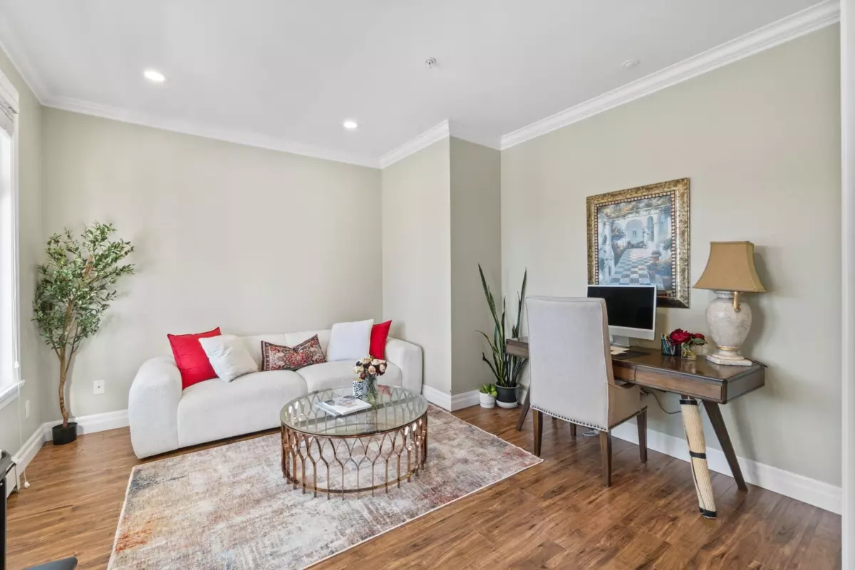 Living Room Photo of 15595 Thrift Avenue, White Rock, BC