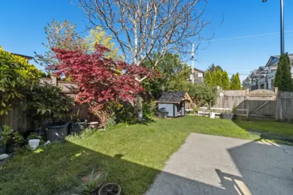 Front Yard Photo of 15595 Thrift Avenue, White Rock, BC
