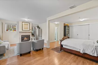Hallway Photo of 15595 Thrift Avenue, White Rock, BC