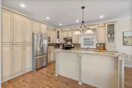 Kitchen Island Photo of 15595 Thrift Avenue, White Rock, BC