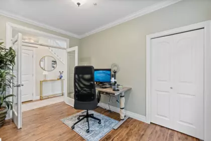 Walk-In Closet Photo of 15595 Thrift Avenue, White Rock, BC