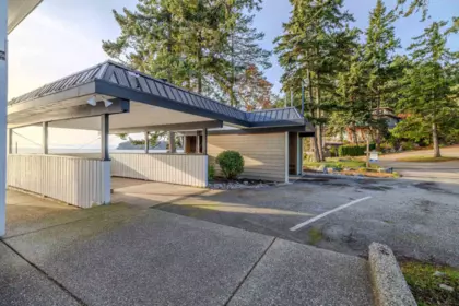 Entry Foyer Photo of 5482 Hill Road, Sechelt, BC