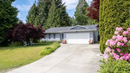 1823 Hall Road, Sechelt, BC, Sechelt — Single Family Residence for sale