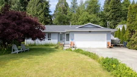 1823 Hall Road, Sechelt, BC, Sechelt — Single Family Residence for sale