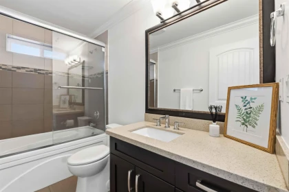 Entry Foyer Photo of 14967 59a Avenue, Surrey, BC