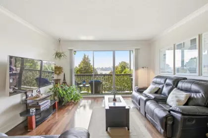Breakfast Nook Photo of 222 340 W 3rd Street, North Vancouver, BC