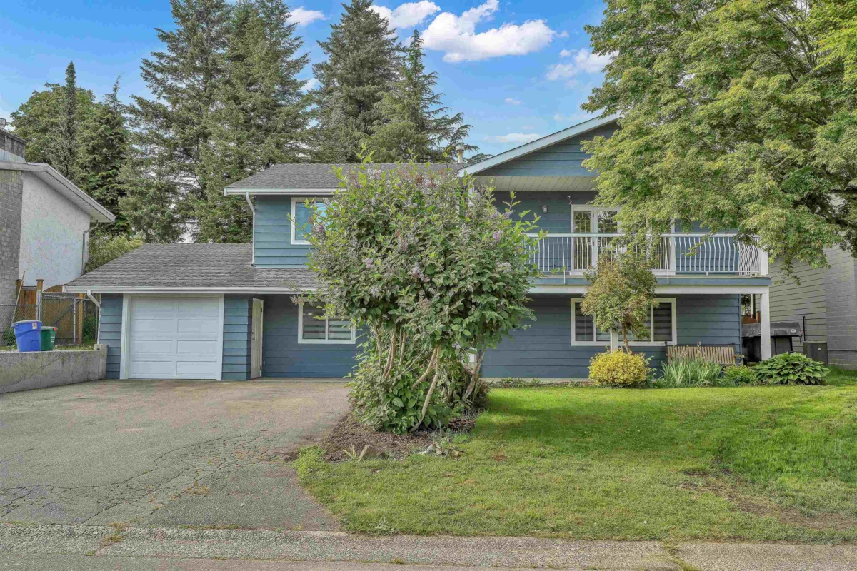 Living Room Photo of 35163 Ewert Avenue, Mission, BC