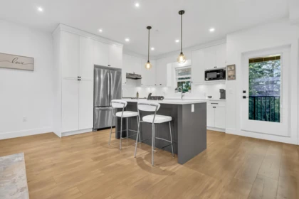Kitchen Island Photo of 4 32970 Tunbridge Avenue, Mission, BC