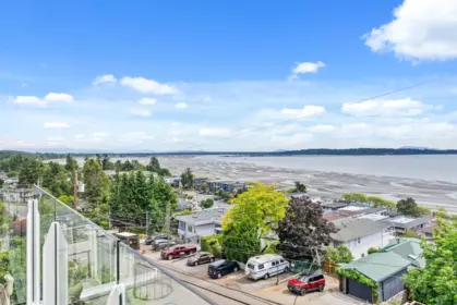 Basement Recreation Room Photo of 15507 Columbia Avenue, White Rock, BC