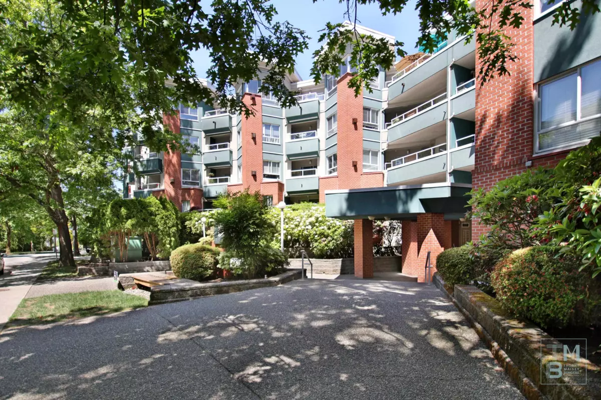 Family Room Photo of 411 128 W 8th Street, North Vancouver, BC