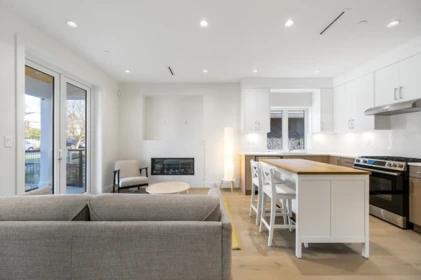Kitchen Photo of 1 366 E 64th Avenue, Vancouver, BC