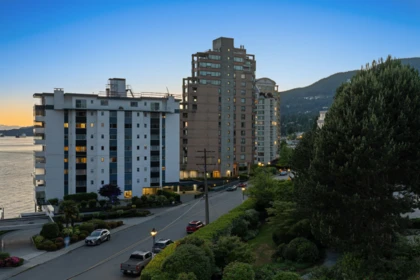Garden / Landscaping Photo of 503 2203 Bellevue Avenue, West Vancouver, BC