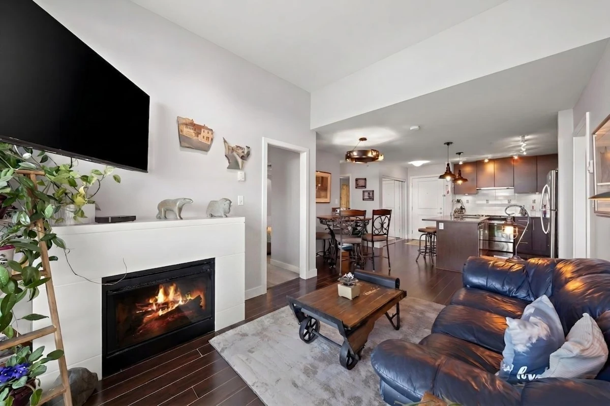 Dining Area Photo of 439 15850 26 Avenue, Surrey, BC