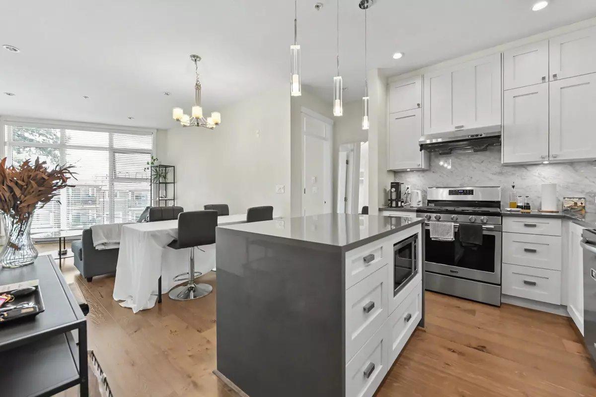 Family Room Photo of 516 14855 Thrift Avenue, White Rock, BC