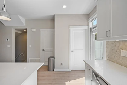 Kitchen Photo of 2 3303 Rosemary Heights Crescent, Surrey, BC