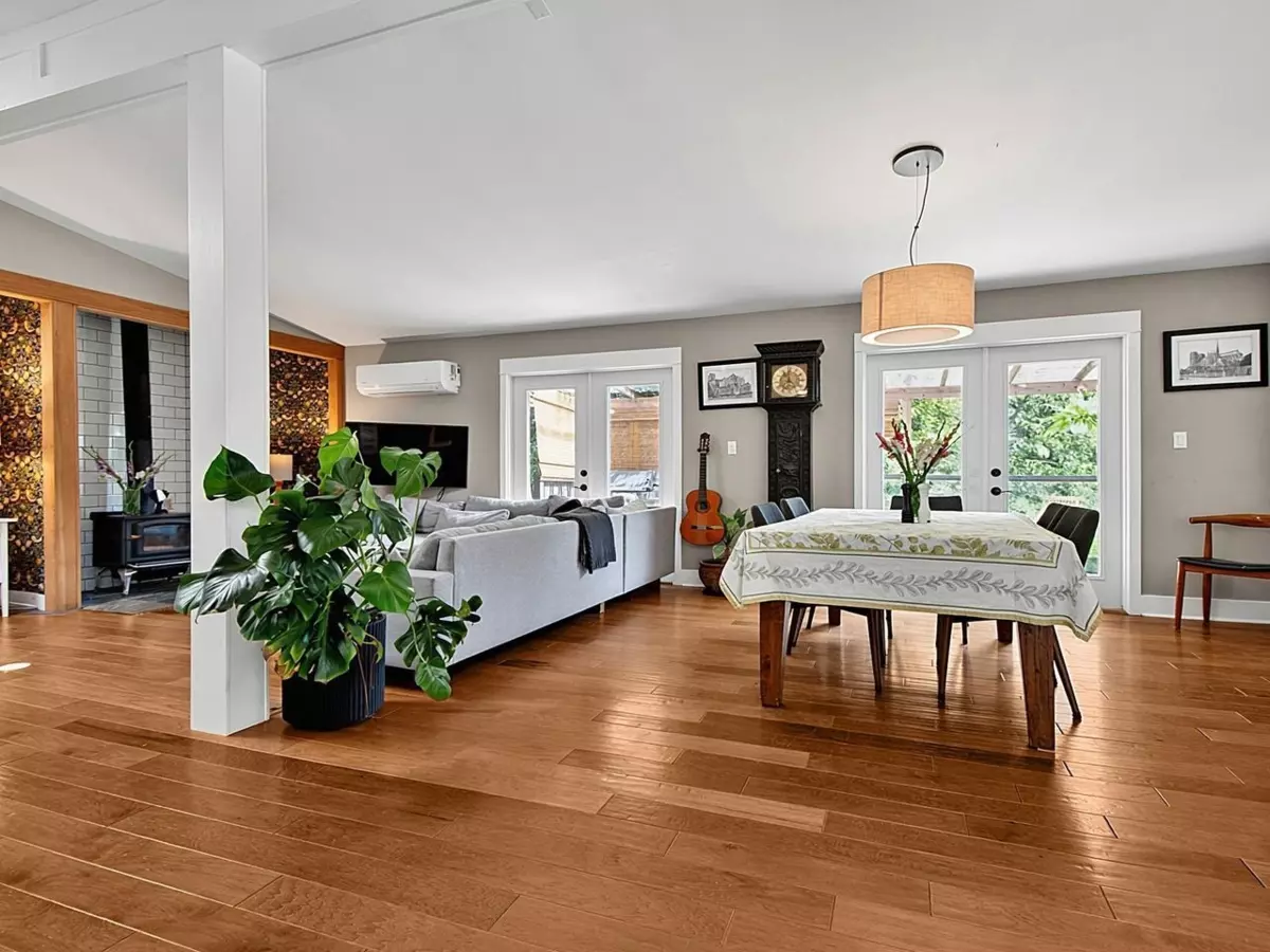Dining Area Photo of 1211 Miller Road, Bowen Island, BC