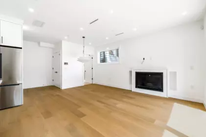 Walk-In Closet Photo of 2 950 W 17th Avenue, Vancouver, BC