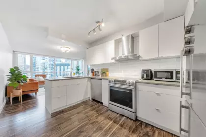 Kitchen Island Photo of 1003 1188 Richards Street, Vancouver, BC